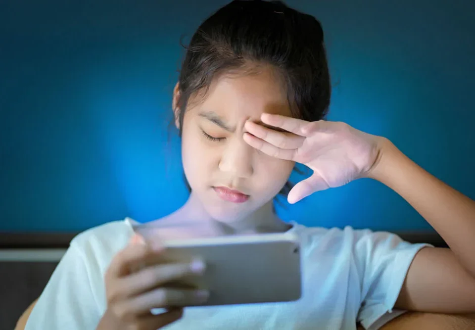 बच्चों की आँखों की सेहत: मोबाइल स्क्रीन से होने वाले नुकसान और बचाव के उपाय