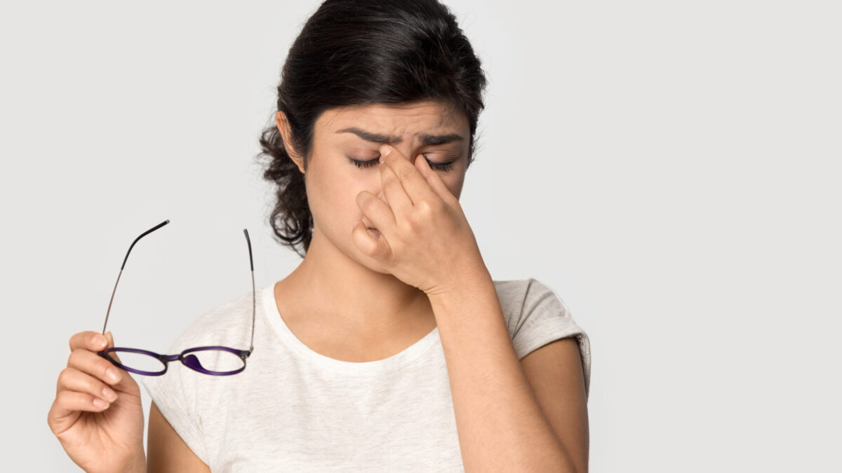 आँखों की रोशनी कम होने के 7 महत्वपूर्ण संकेत — कब तुरंत आँख विशेषज्ञ से मिलें?