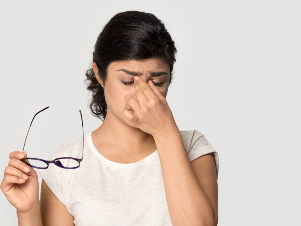 आँखों की रोशनी कम होने के 7 महत्वपूर्ण संकेत — कब तुरंत आँख विशेषज्ञ से मिलें?